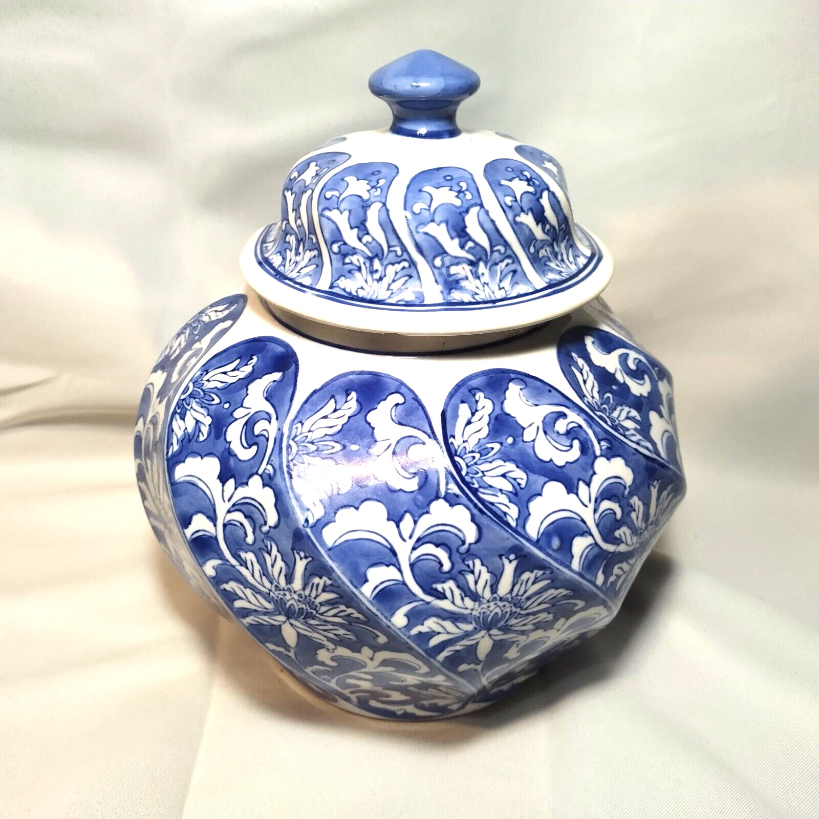 VERY LARGE ASIAN GINGER JAR MADE IN CHINA BLUE AND WHITE 10