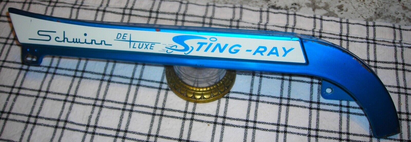 NICE ORIGINAL PAINT SCHWINN EARLY DELUXE WING TIP STING RAY CHAIN GUARD