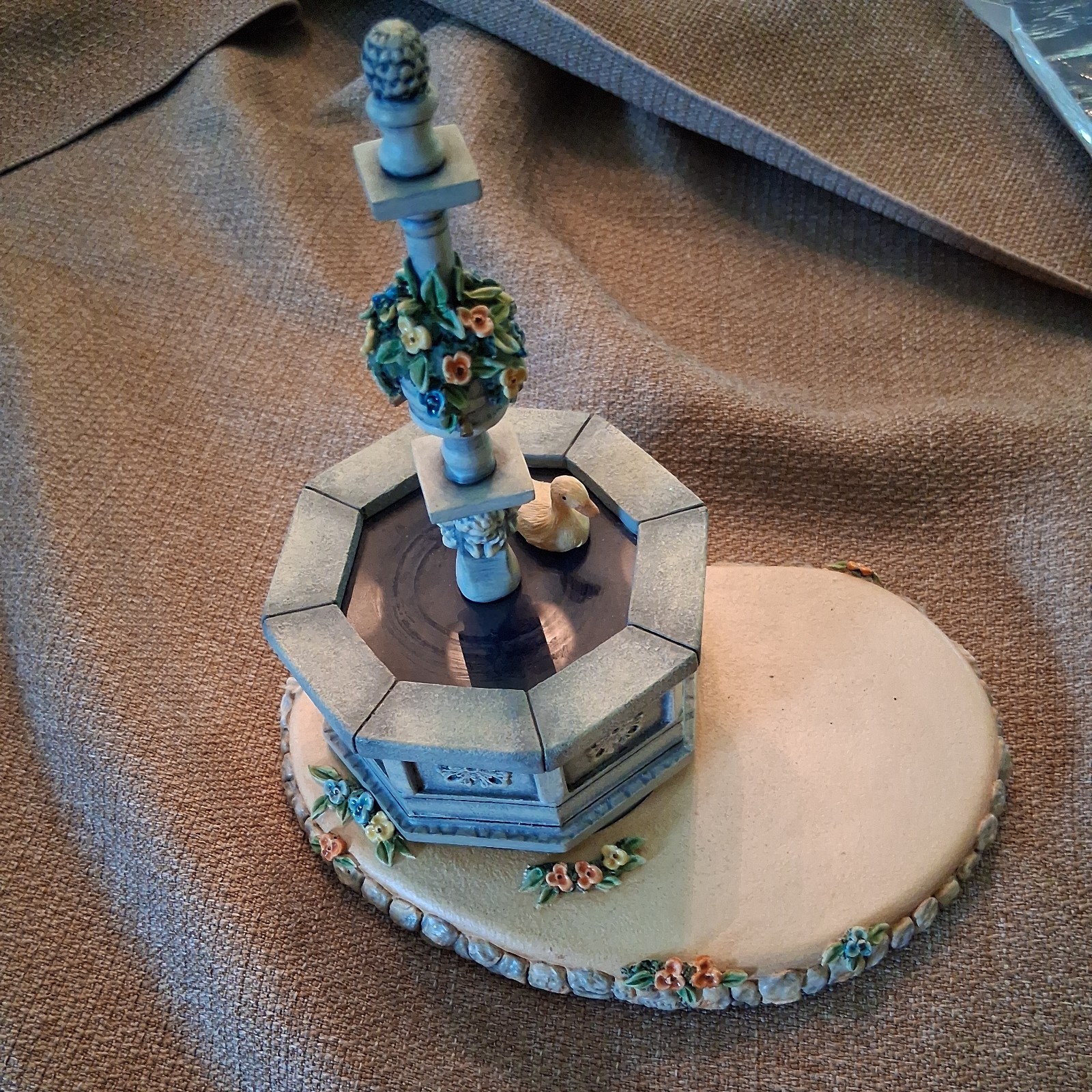2002 HUMMEL Goebel Musical Towne Square #1070-D music Box
