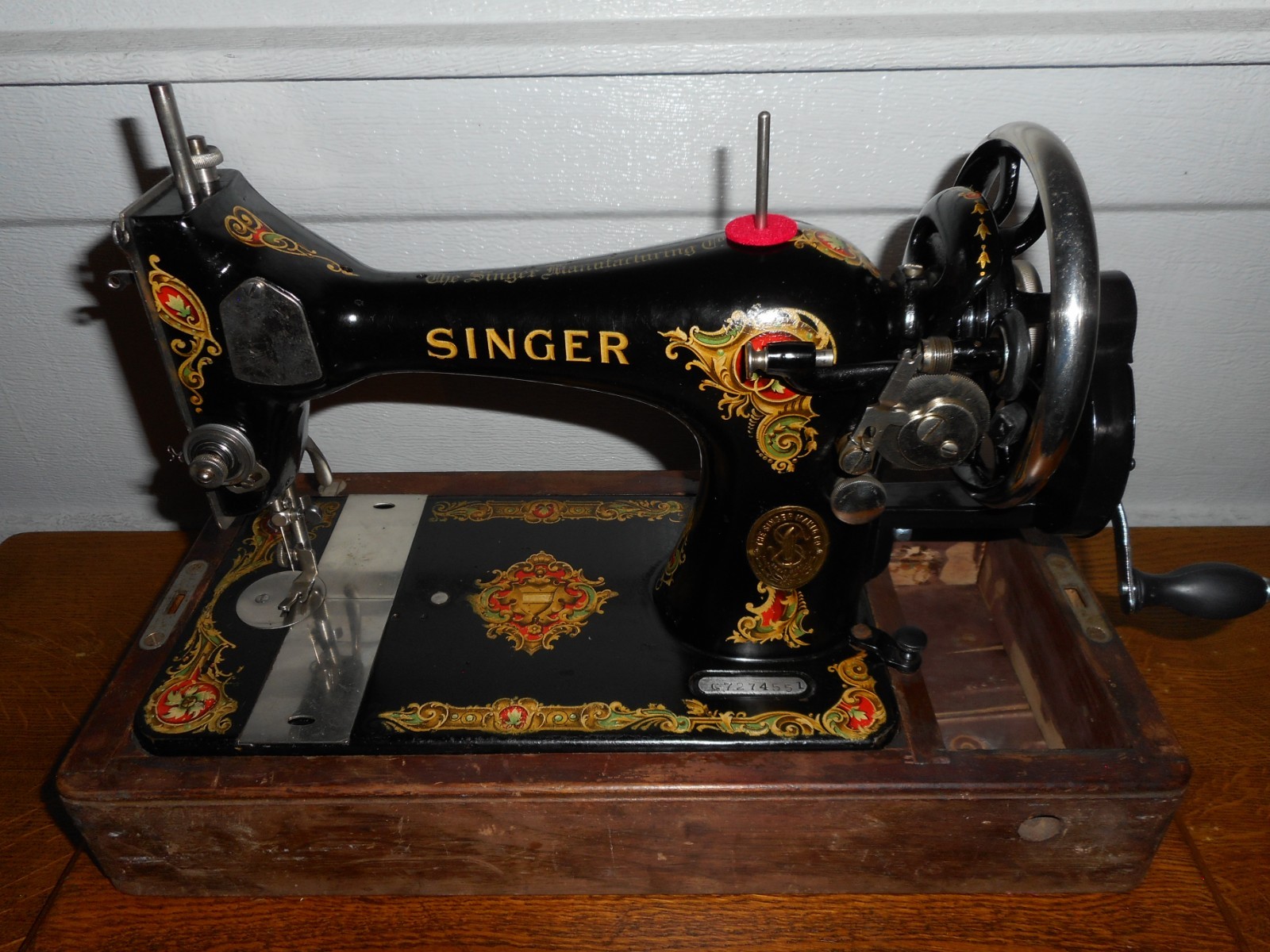 ANTIQUE SINGER SEWING MACHINE MODEL 128 ' LA VENCEDORA ', HAND CRANK, SERVICED