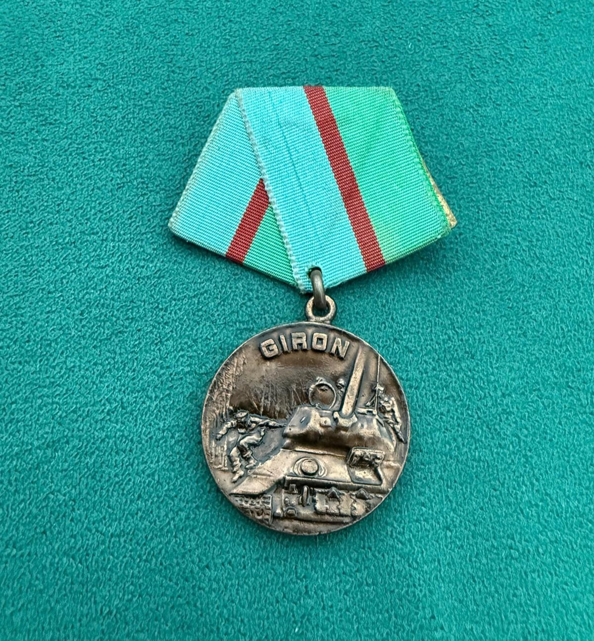 VINTAGE CUBAN MEDAL ORDER GIRON FIDEL CASTRO JUMPING FROM A TANK REPUBLIC AWARD