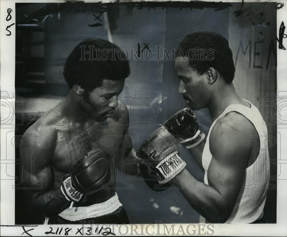 1977 Press Photo Boxing - Warren Matthews and Hilbert Stevenson - nos01934