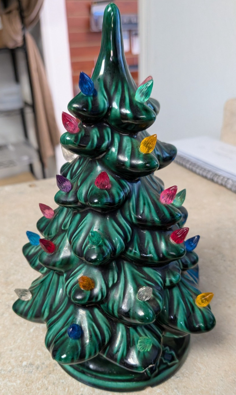 Vintage Holland Mold Green Lighted Ceramic Christmas Tree 9\