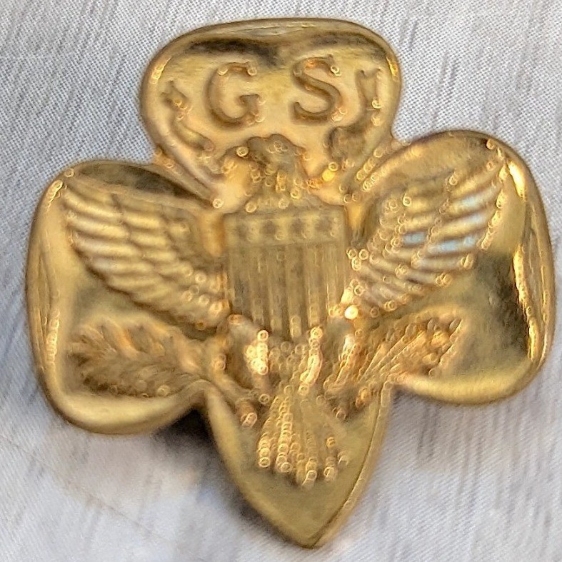 Vintage Girl Scouts Pinback Gold Tone Trefoil Eagle GS Hat Lapel Pin Pinback
