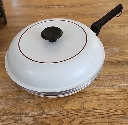 Vintage Regal Ware Enamel Cast Aluminum Non-Stick Cookware  Pan  rare 11 inch.
