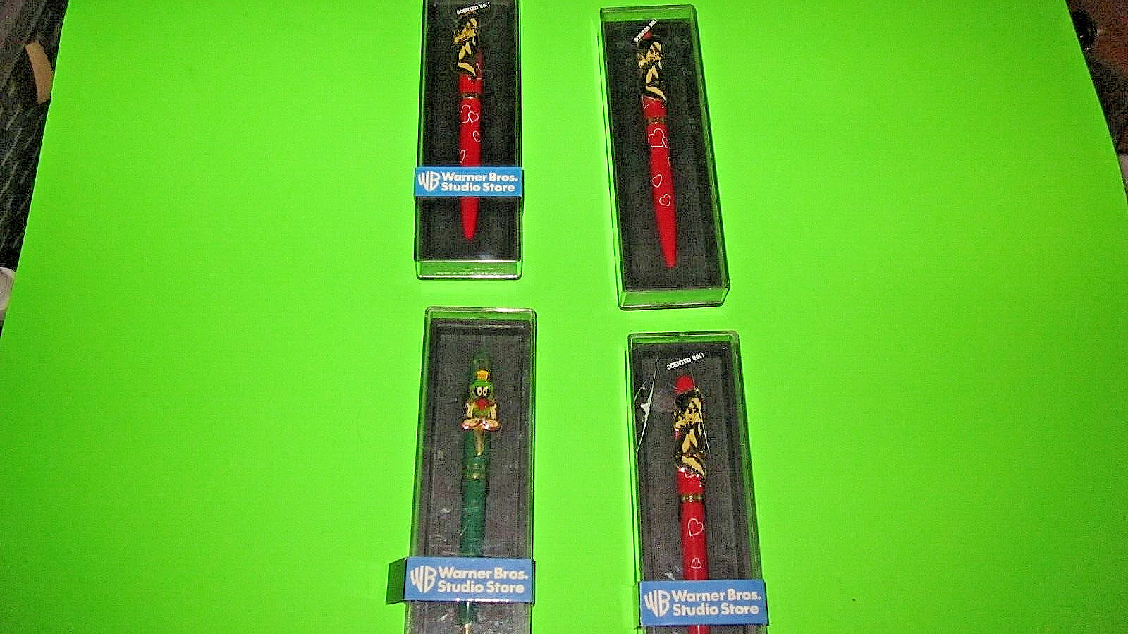 Warner Brothers Studio Store PEPE LE PEW & PENELOPE Red Pen with Hearts - marvin