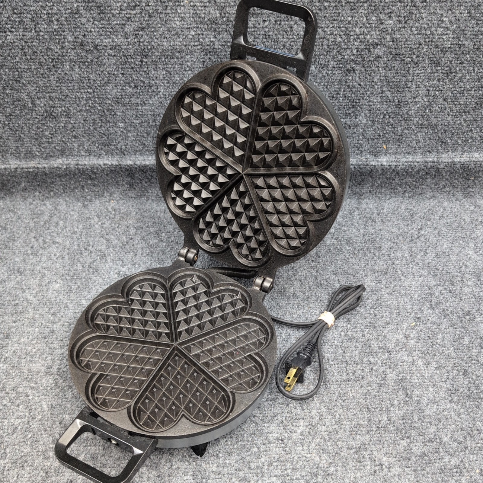 1992 Vintage Vitantonio Five of Hearts Pizzelle Waffle Iron Maker Waffles Chrome