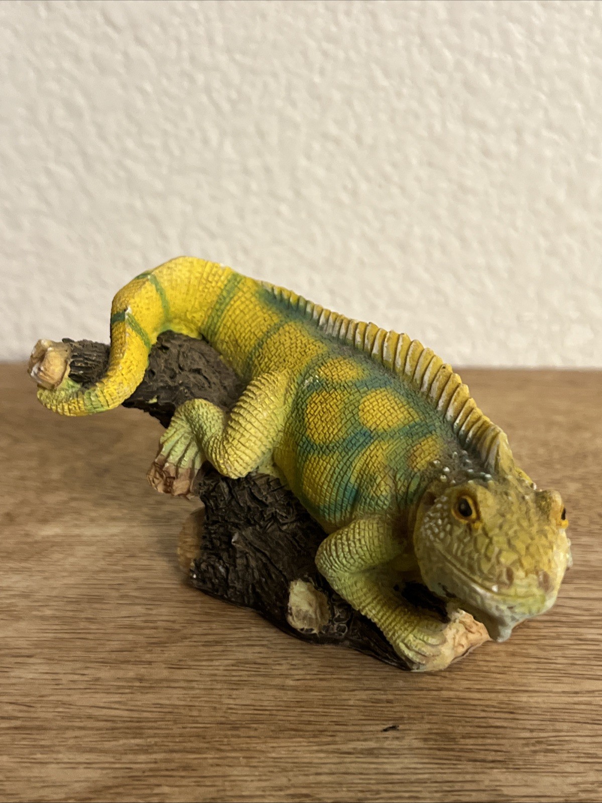 Yellow Iguana Figurine Lifelike Sculpture On Tree  Trunk Resin Decoration Statue