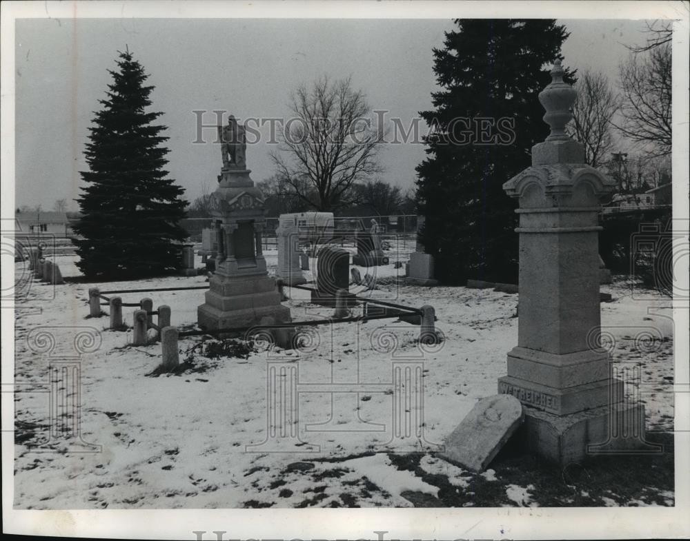 1975 Press Photo Many of These Graves In Milwaukee Will Move to Widen Hill Road