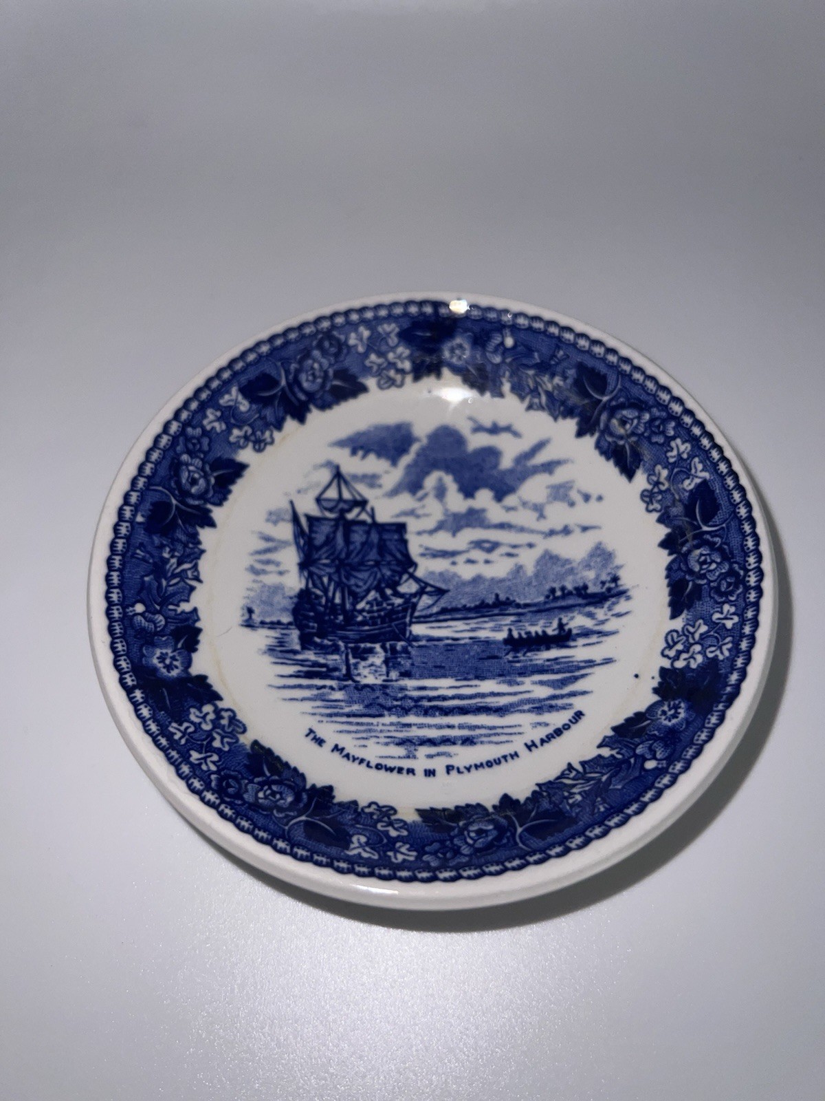 The Mayflower in Plymouth Harbour souvenir plate Jon Roth England