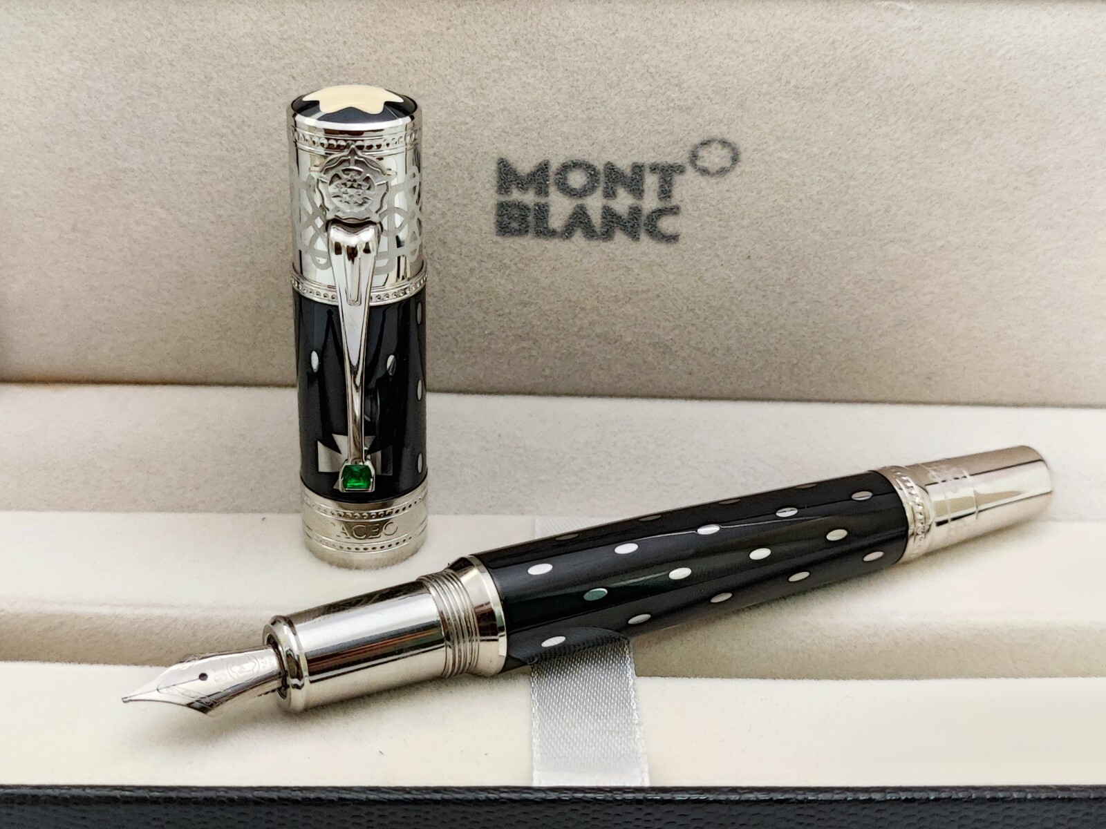 Montblanc Great Characters Queen Elizabeth Edition Fountain Pen - 