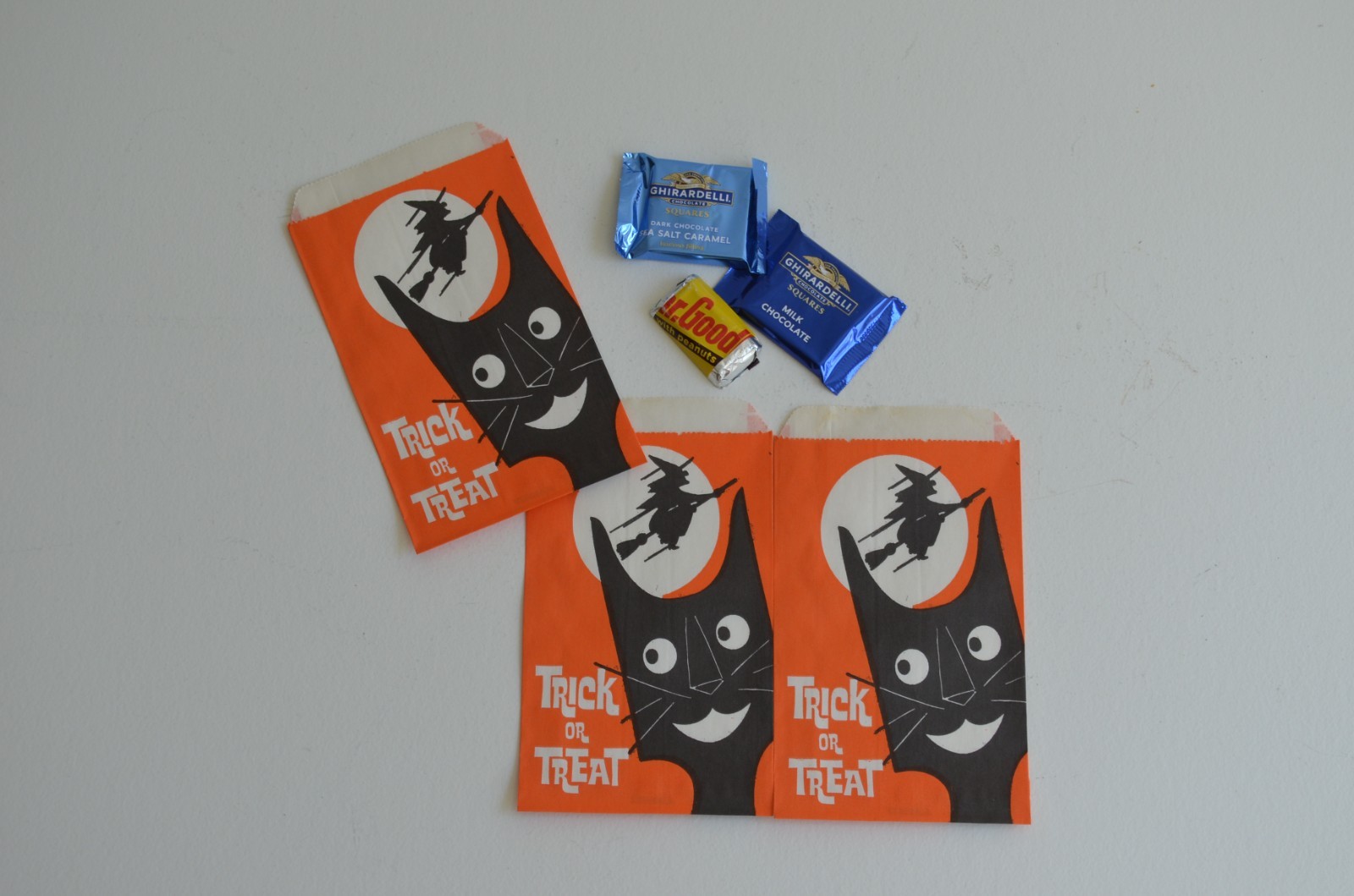 Vintage NOS Set of 10 Halloween Trick Or Treat Paper Bags Ephemera Party Favors