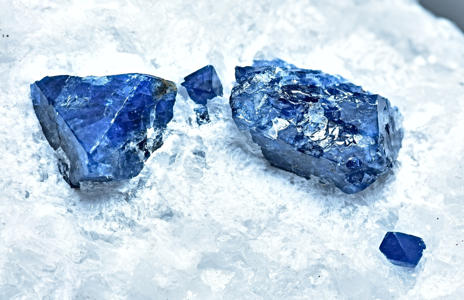 Awesome Rare Blue Spinel Crystals Combined With Mica On Matrix 106 Gram