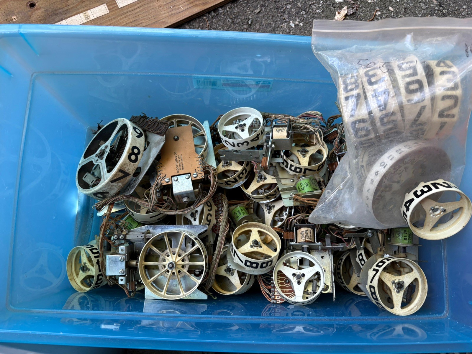 Lot of 31 Untested Old Vintage Scoring Reel Credit Pinball  slot READ