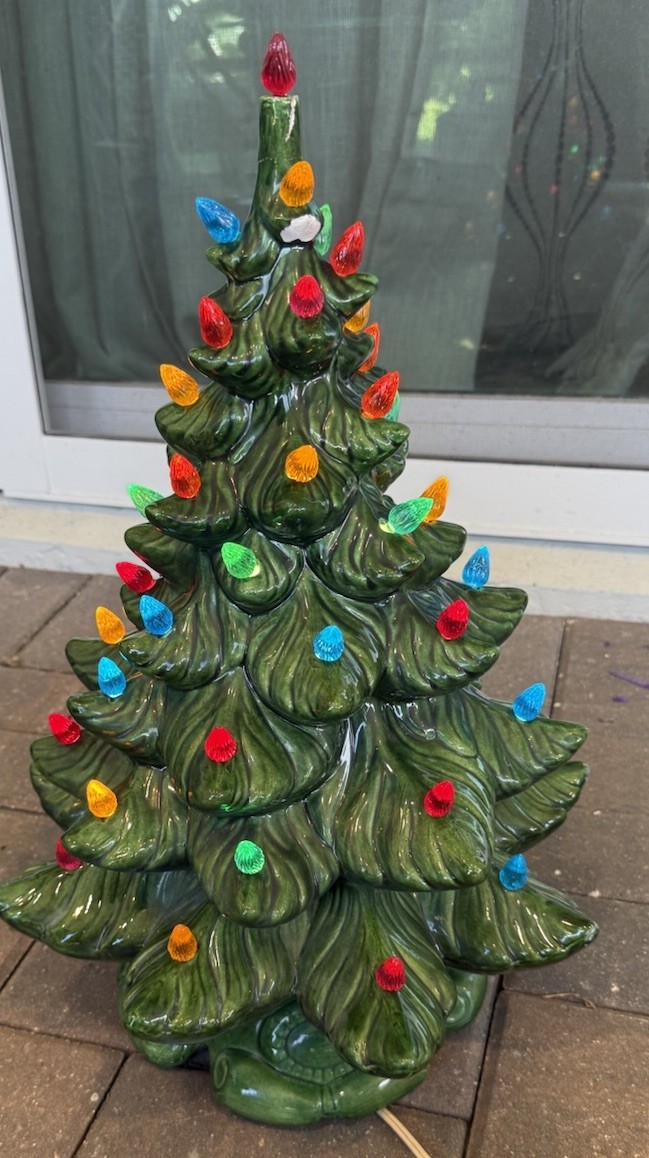 Vintage Atlantic Mold 1975 20x14” Ceramic Lighted  Christmas Tree W/Music~Read😊