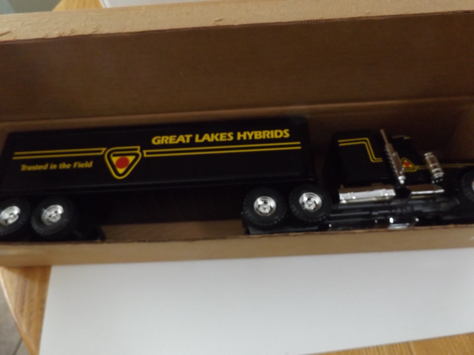 RARE ERTL Semi Tractor Trailer #3193 ONLY 1250 MADE Great Lakes Hybrids 22.5