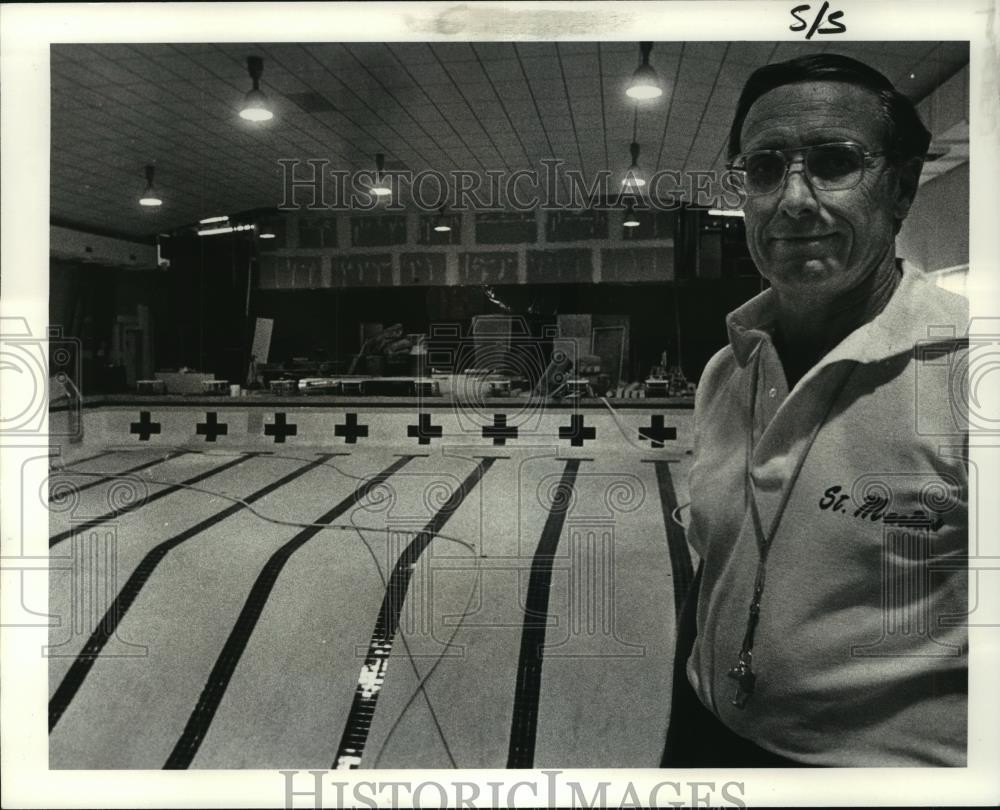 1982 Press Photo Saint Martin's Swimming Coach Dick Bower at Swimming Pool
