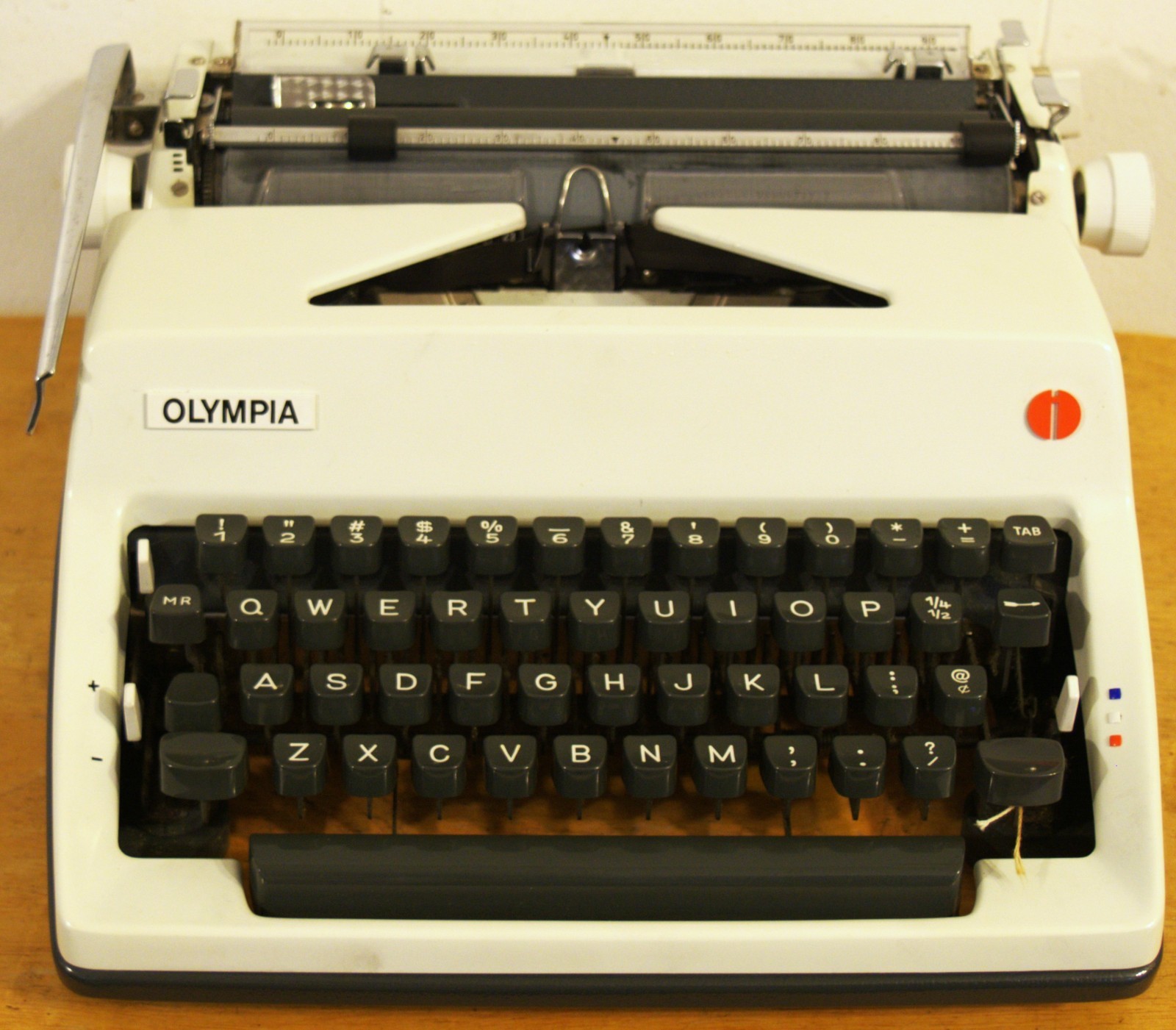 Vtg. 1965 Olympia SM9 Portable Manual Elite Typewriter in VGC with Case & Manual