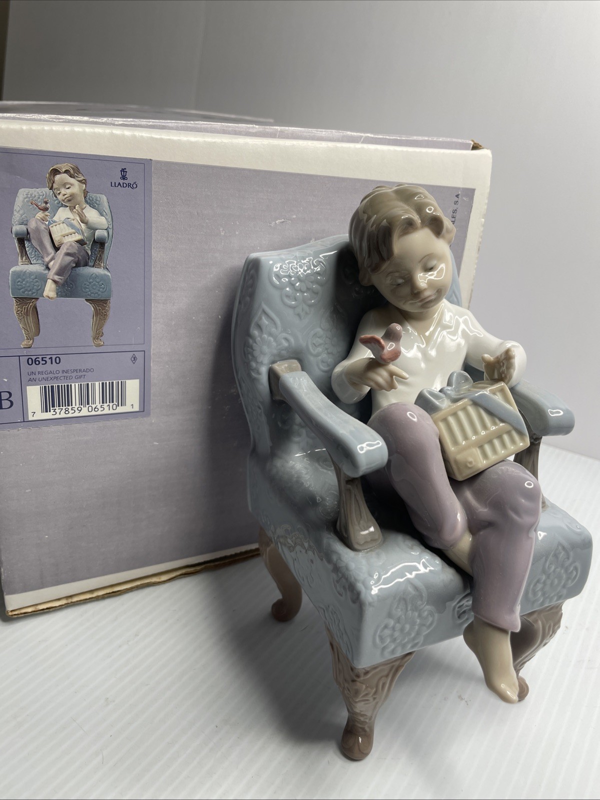 Lladro 6510 An Unexpected Gift w/ Original Box - Perfect Condition