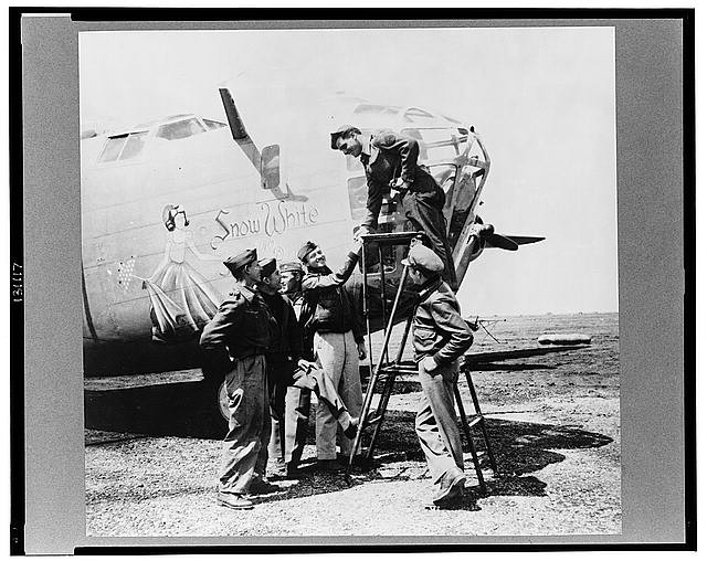 Photo:Libya 1943 B-24 Bomber Snow White U.S. Army 9th Air Force Crew