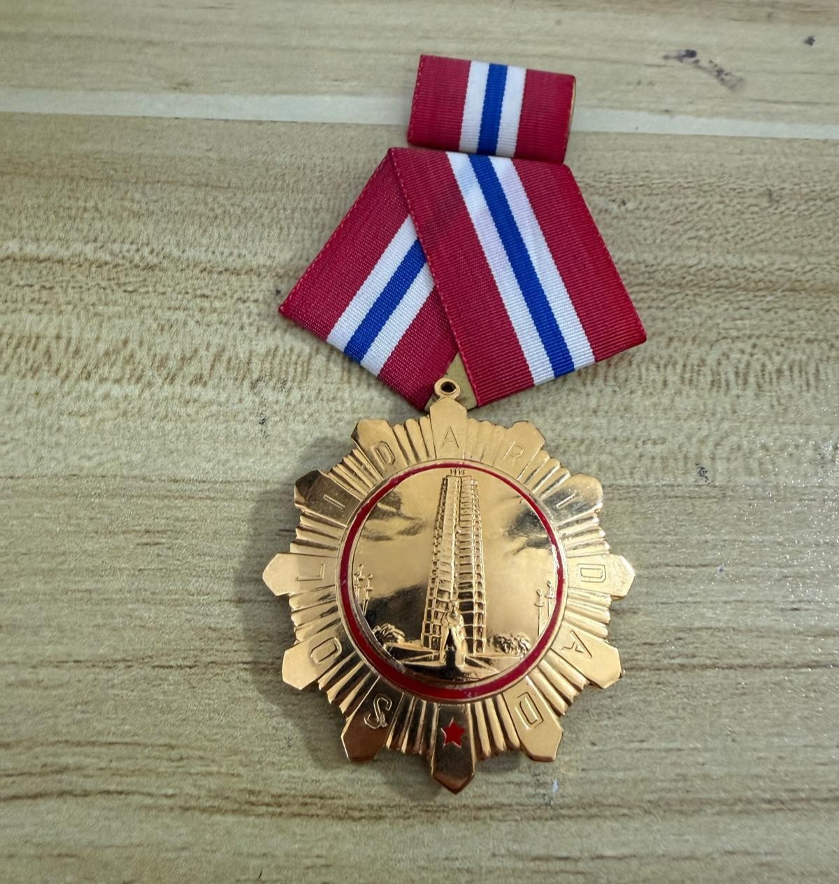 1979 VINTAGE CUBAN MEDAL ORDER OF SOLIDARITY CUBA REVOLUTION REPUBLIC AWARD