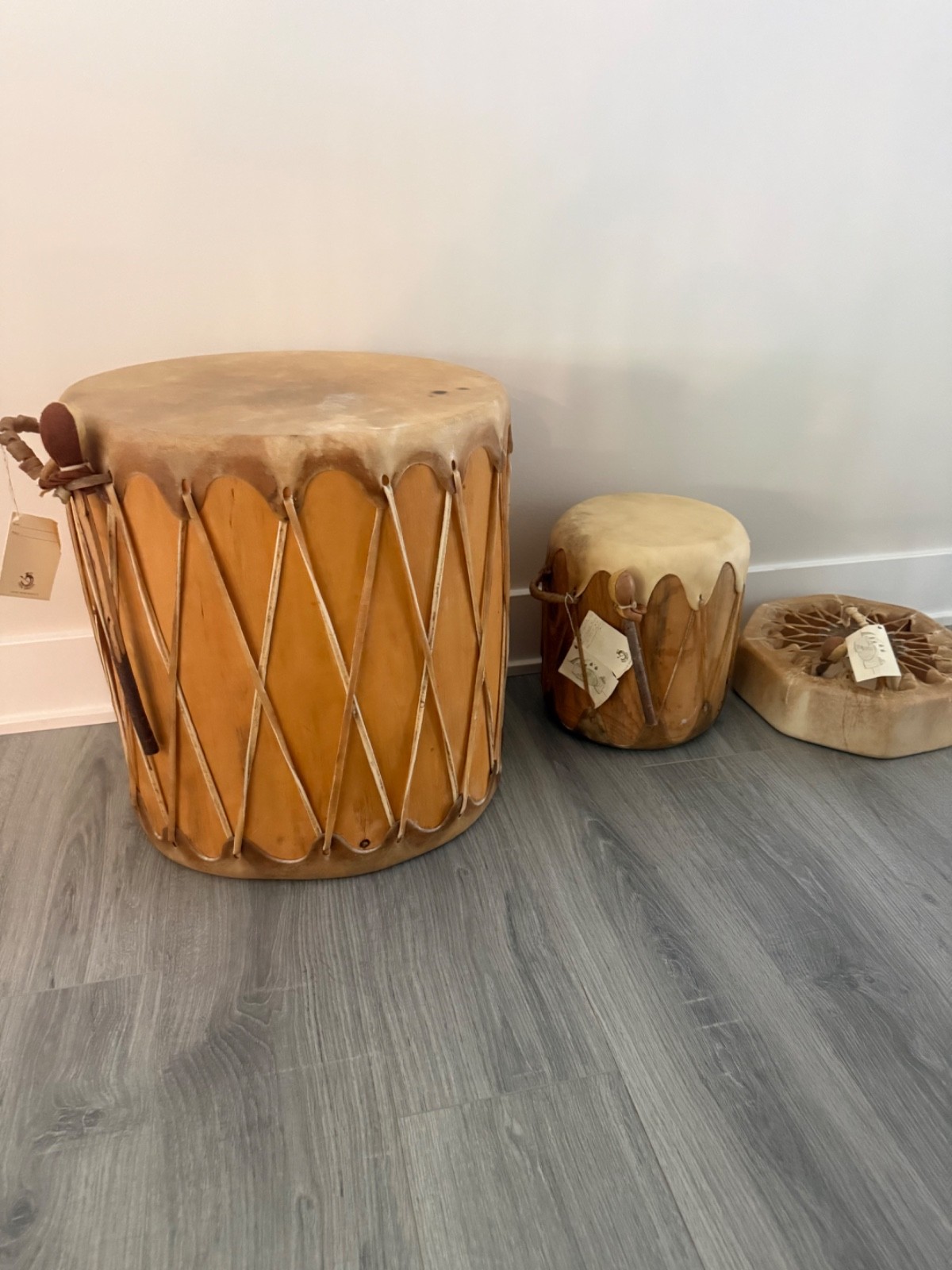 **AWESOME  VINTAGE  NATIVE AMERICAN  HANDMADE LARGE POW WOW TAOS DRUMS  NICE\