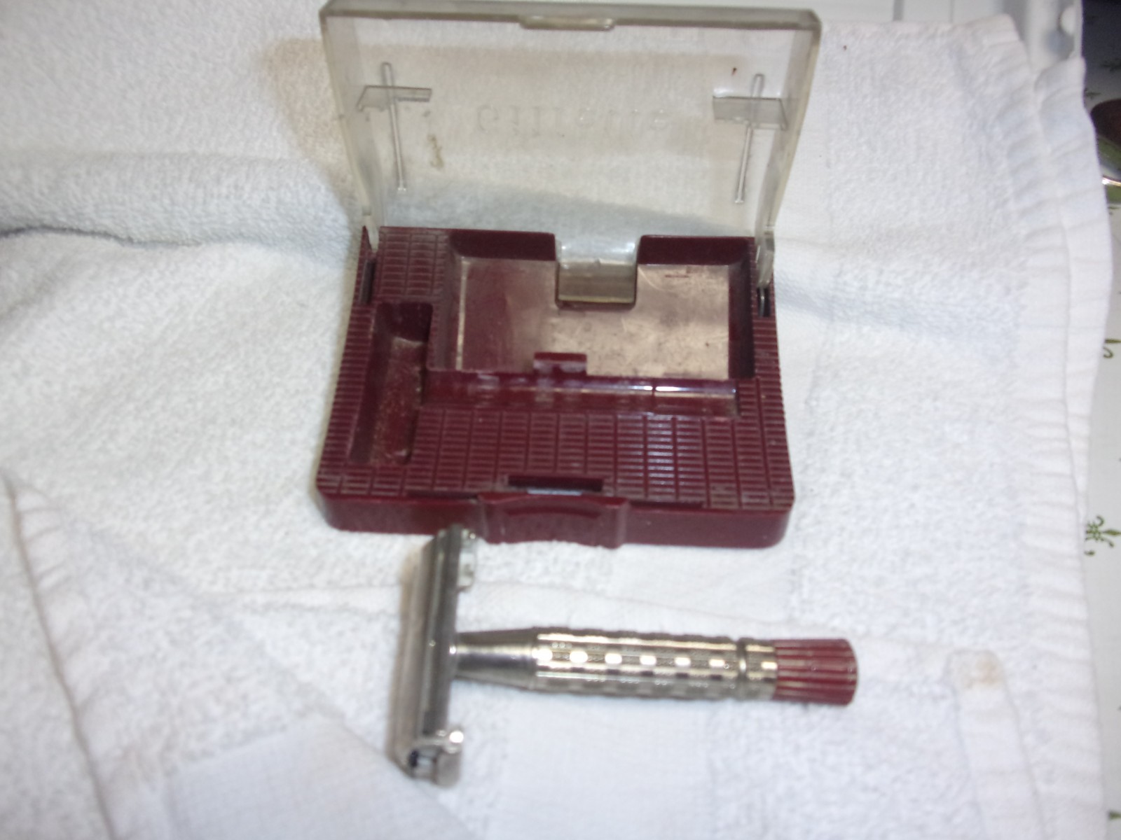 Vintage gillette double edge razor red handle in case