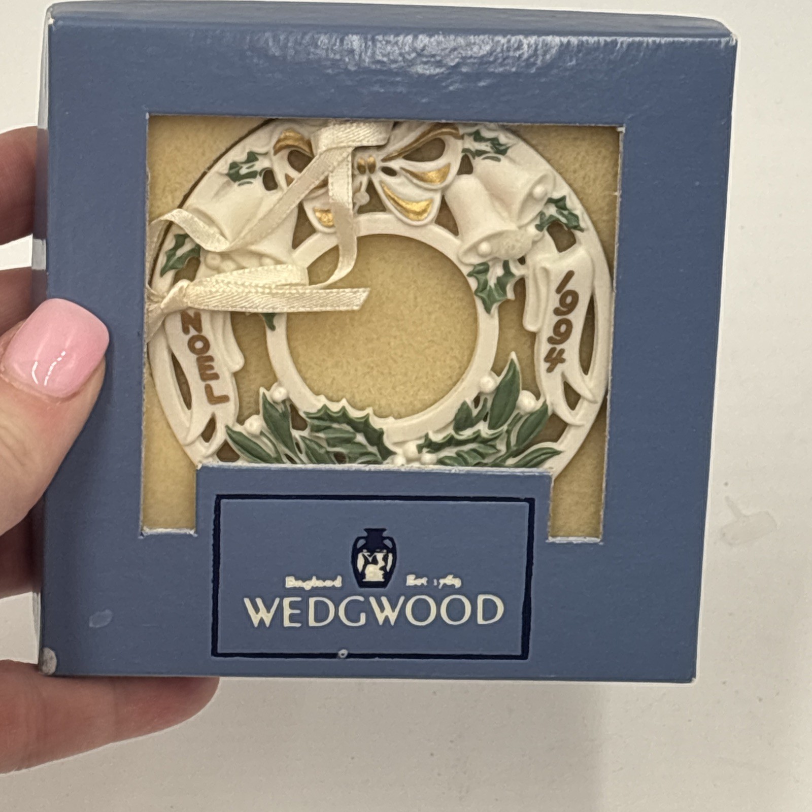 Wedgwood White Jasper Noel Wreath Christmas 4th Annual Ornament Dated 1994 Noel