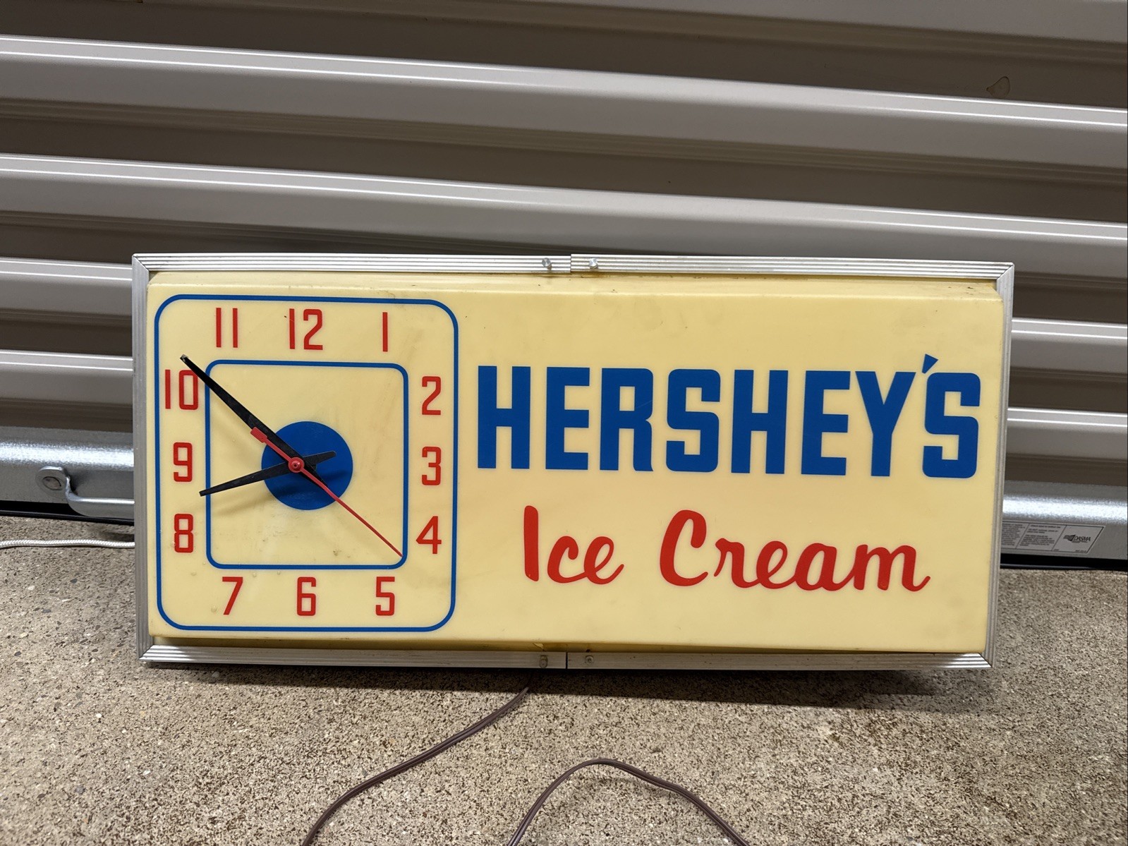 RARE 1960’s HERSHEY’S ICE CREAM DEALER SHOWROOM GARAGE ILLUMINATED SIGN CLOCK