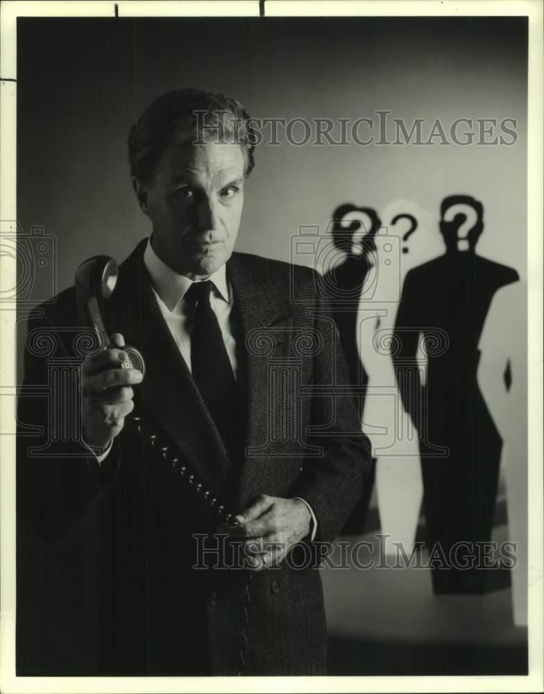 1992 Press Photo Robert Stack hosts the special edition of \