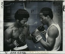 1977 Press Photo Boxing - Warren Matthews and Hilbert Stevenson - nos01934 picture
