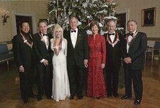 President George W. Bush Laura Bush Dolly Parton Steven Spielberg etc - Postcard picture