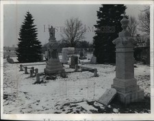 1975 Press Photo Many of These Graves In Milwaukee Will Move to Widen Hill Road picture