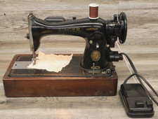 Vintage Singer 15 Sewing Machine with Wooden Base & Fitted Case picture