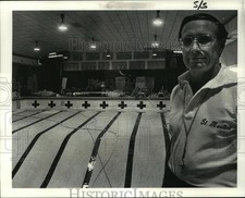 1982 Press Photo Saint Martin's Swimming Coach Dick Bower at Swimming Pool picture
