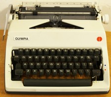 Vtg. 1965 Olympia SM9 Portable Manual Elite Typewriter in VGC with Case & Manual picture