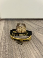 The Twilight Saga: New Moon “Wolf Girl” Bracelet Set | Original Packaging picture