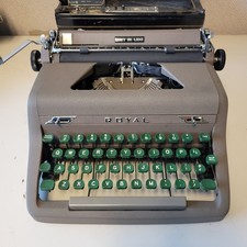 Vintage Royal Quiet Deluxe 1950's Portable Typewriter W Case -  Great Condition picture